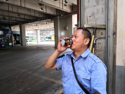 解暑-六公司四十一车队汤文俊摄 解暑-六公司四十一车队汤文俊摄