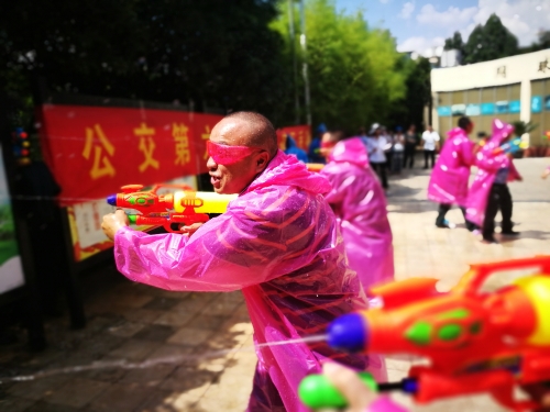 你别跑-六公司四十一车队袁明燕摄 你别跑-六公司四十一车队袁明燕摄