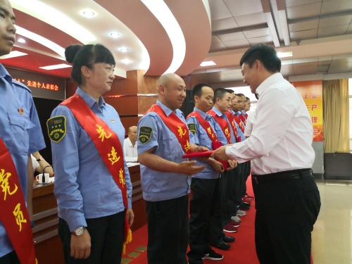 荣获奖励-六公司四十一车队蒋晨摄 荣获奖励-六公司四十一车队蒋晨摄