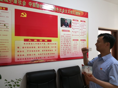 重温入党誓词,庆祝自己政治生日-六公司四十一车队蒋晨摄 重温入党誓词,庆祝自己政治生日-六公司四十一车队蒋晨摄