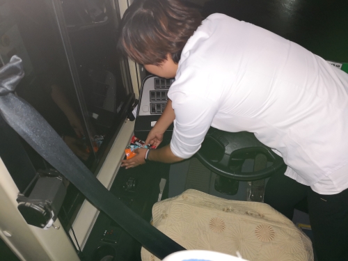 把解乏防困食品一一放到每一位驾驶员车上-四十一车队蒋晨 摄