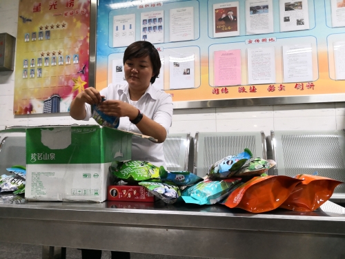 为驾驶员准备解乏防困食品-四十一车队蒋晨 摄_1