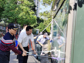 为群众办实事 擦亮文明“窗口” ——昆明公交全司员工顶烈日为站牌”换新颜“949