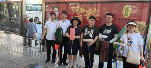 为群众办实事 擦亮文明“窗口” ——昆明公交全司员工顶烈日为站牌”换新颜“982