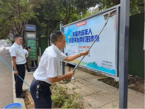 为群众办实事 擦亮文明“窗口” ——昆明公交全司员工顶烈日为站牌”换新颜“993