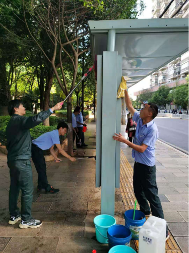 为群众办实事 擦亮文明“窗口” ——昆明公交全司员工顶烈日为站牌”换新颜“997