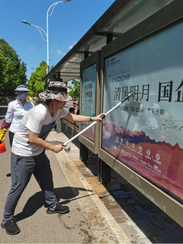 为群众办实事 擦亮文明“窗口” ——昆明公交全司员工顶烈日为站牌”换新颜“999