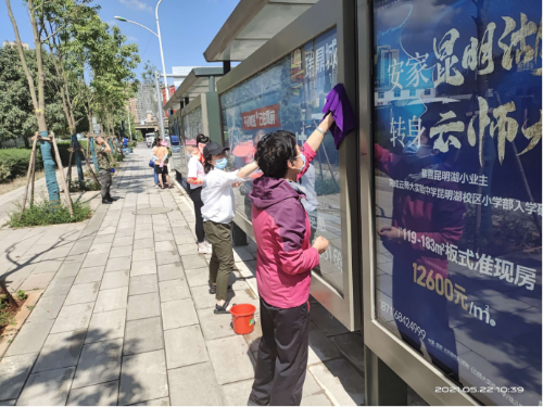 为群众办实事 擦亮文明“窗口” ——昆明公交全司员工顶烈日为站牌”换新颜“1001
