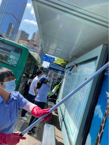 为群众办实事 擦亮文明“窗口” ——昆明公交全司员工顶烈日为站牌”换新颜“1005