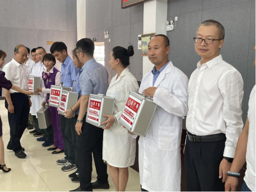 为员工办实事 “爱心药箱”递温暖——昆明骨科医院为公交捐赠医疗箱共建健康服务705